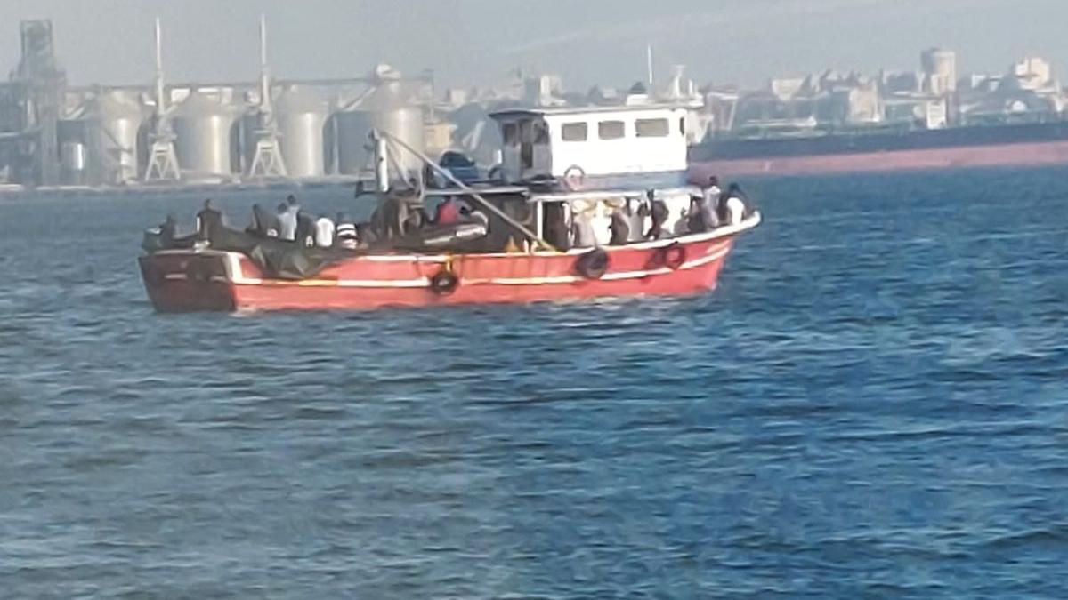 barca lemn zeci migranti garda de coasta vama veche