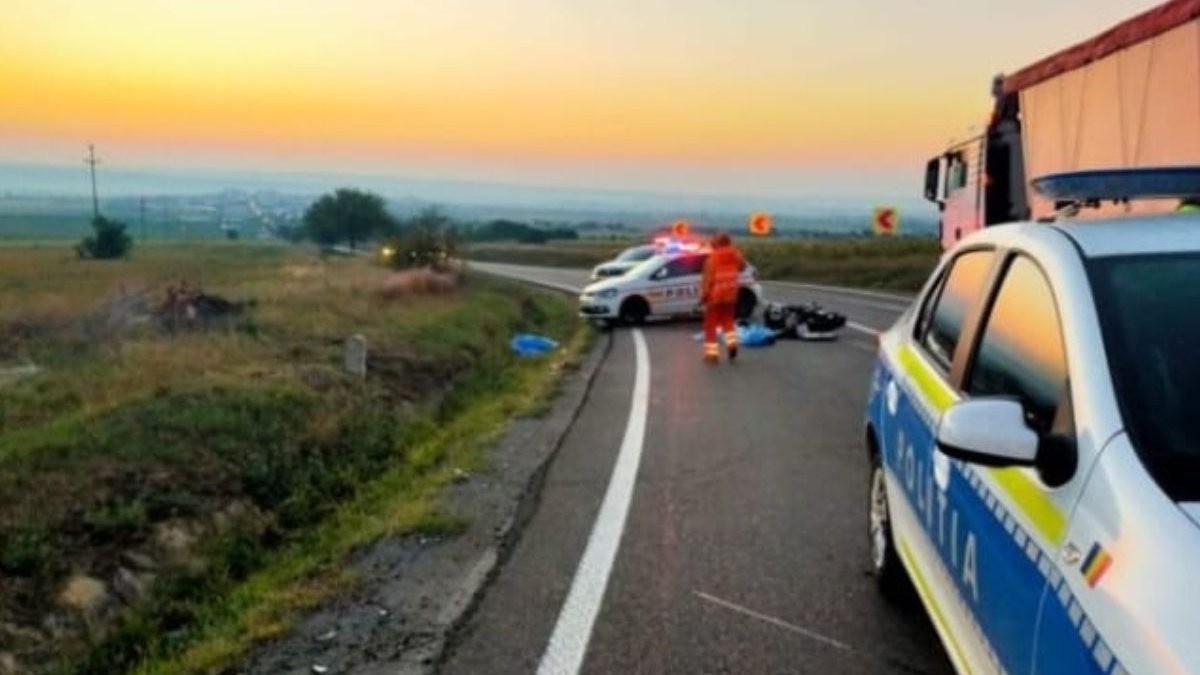 Doi tineri au murit pe loc după ce au intrat cu o motocicletă într-un camion, la Gâşteşti, lângă Paşcani