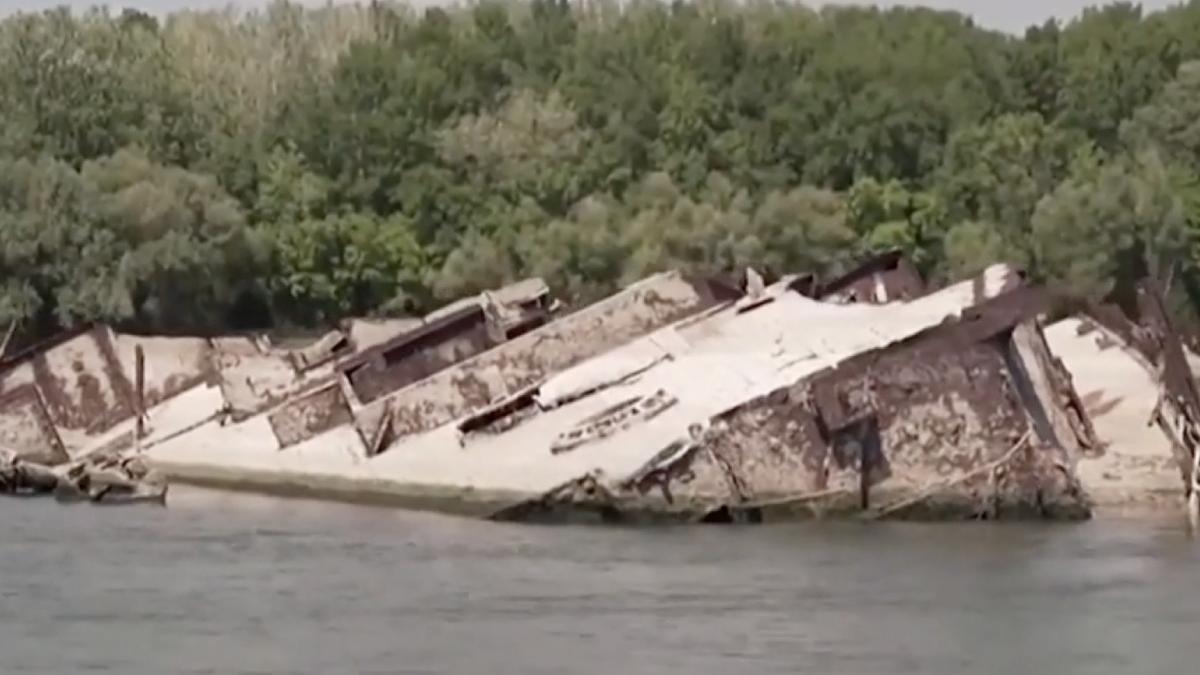 În Dunărea secată se văd epavele a zeci de nave germane din Al Doilea Război Mondial. Încă au muniție la bord