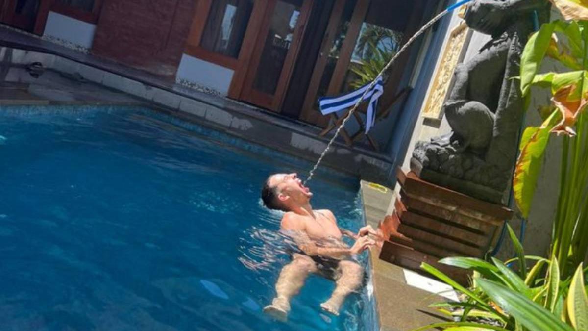 turist bali apa din piscina burta bali