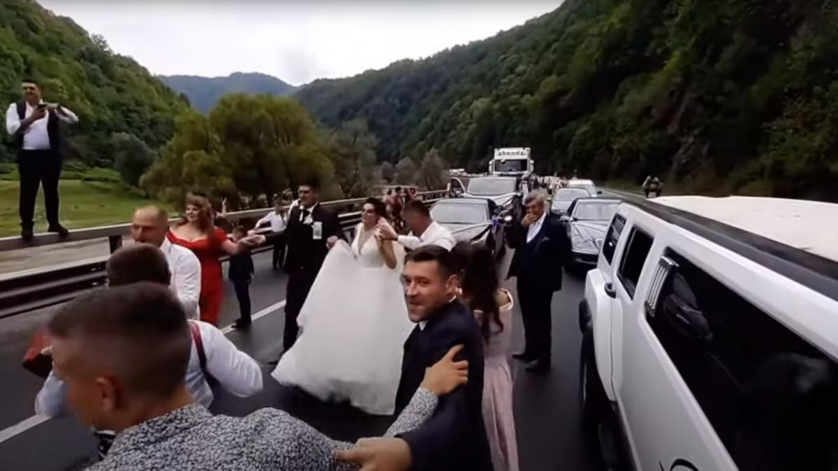 imagini virale hora valea oltului nuntasi dans sarba masini trafic