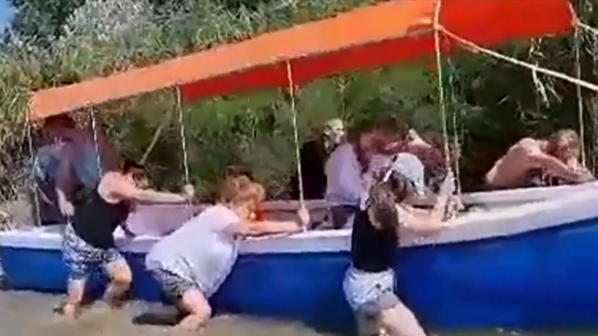 turisti delta blocati barca noroi canele secate