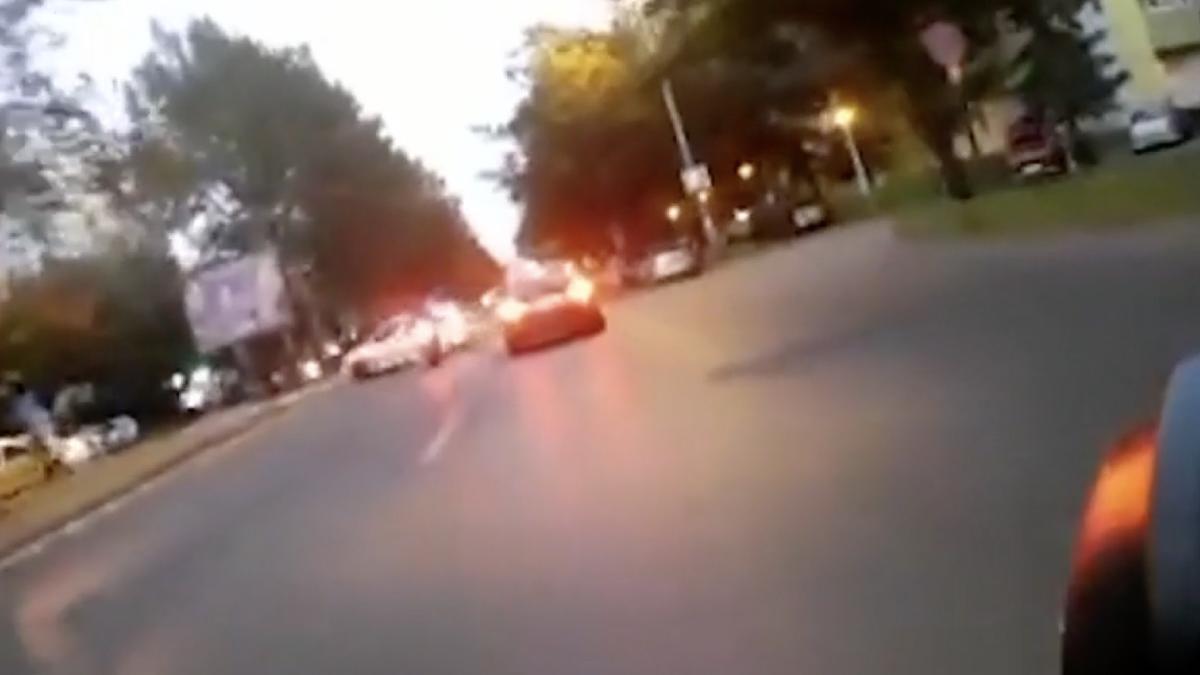 Momentul în care un motociclist se izbește de o mașină, într-o intersecție mare din București, surprins pe o cameră de bord