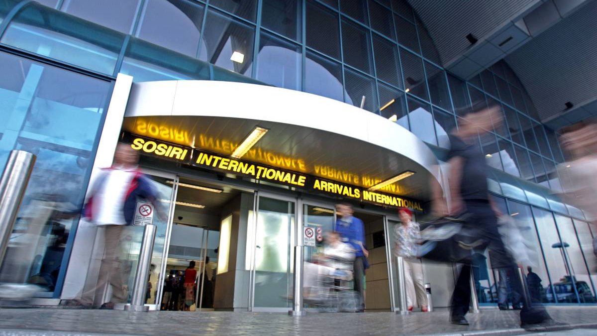 Aproape un kilogram de bijuterii din aur, găsite ascunse în hainele a români veniți din Istanbul, Aeroportul Otopeni