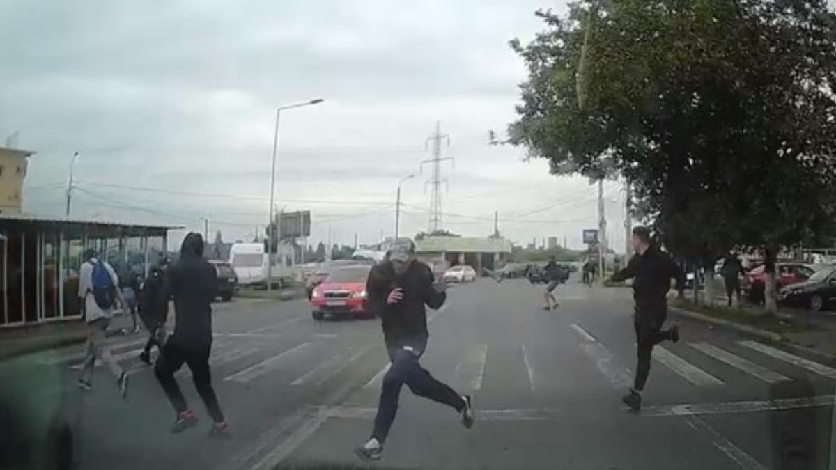 bataie strada suporteri la finalul partidei dintre otelul galati si poli timisoara