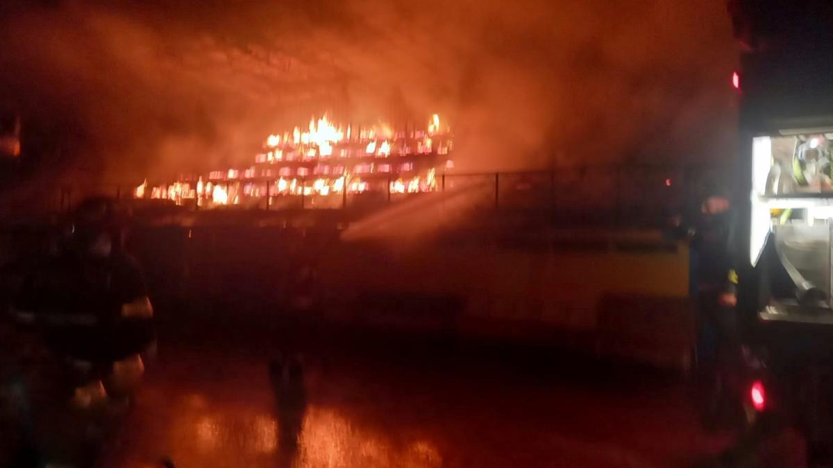 un incendiu puternic a izbucnit pe stadionul din slobozia