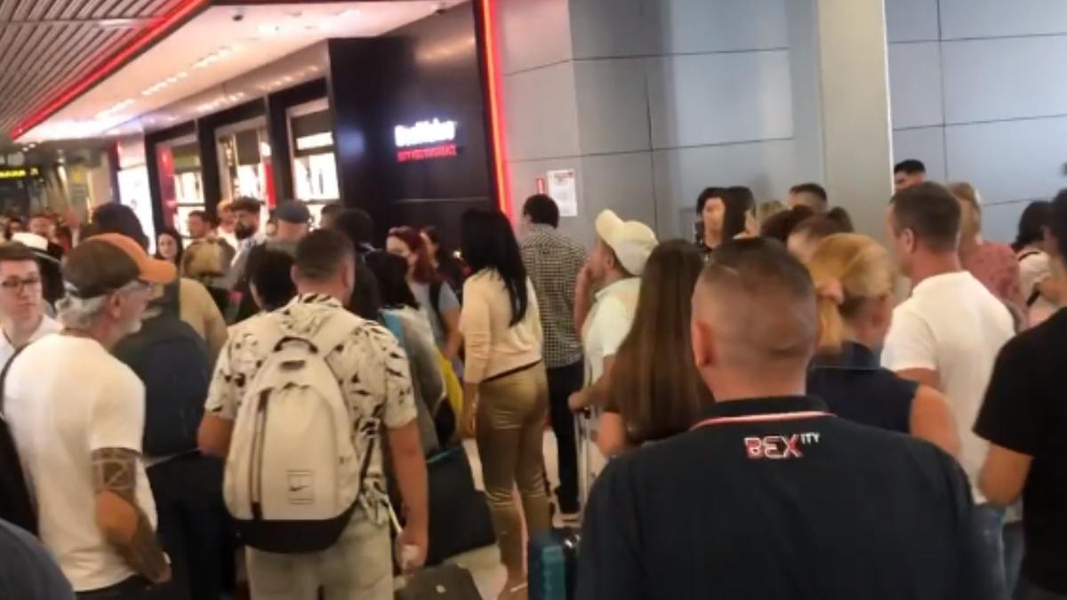 revolta aeroport otopeni pasageri zboruri blue air anulate