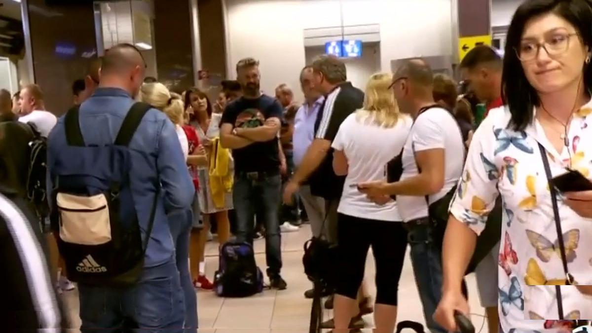 ne au spus zboruri blue air anulate pana decembrie romani revoltati aeroport