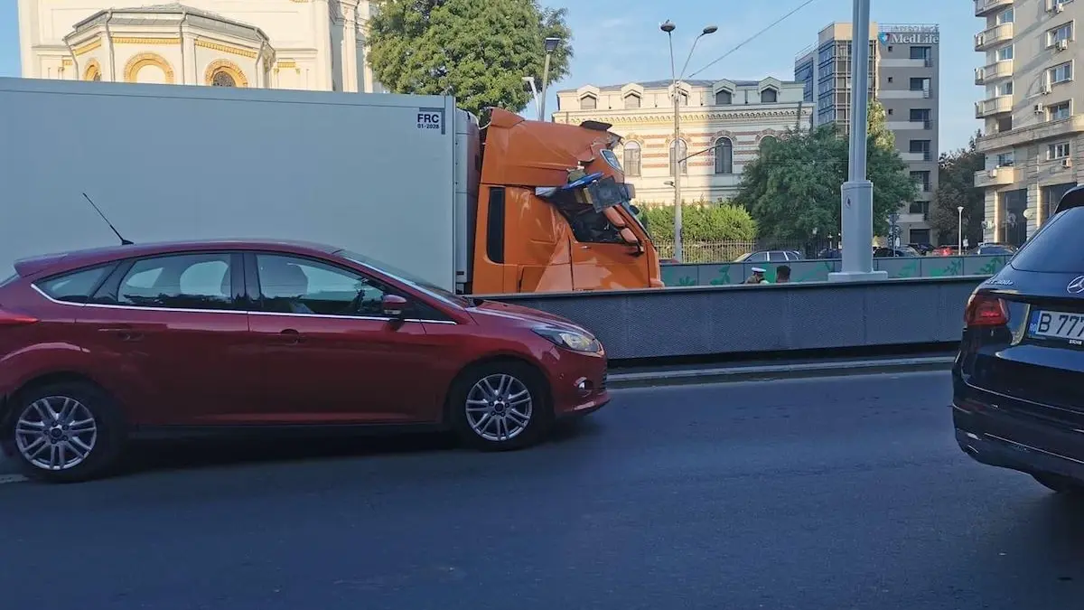 pasajul unirii blocat tir acrosat limitator inaltime