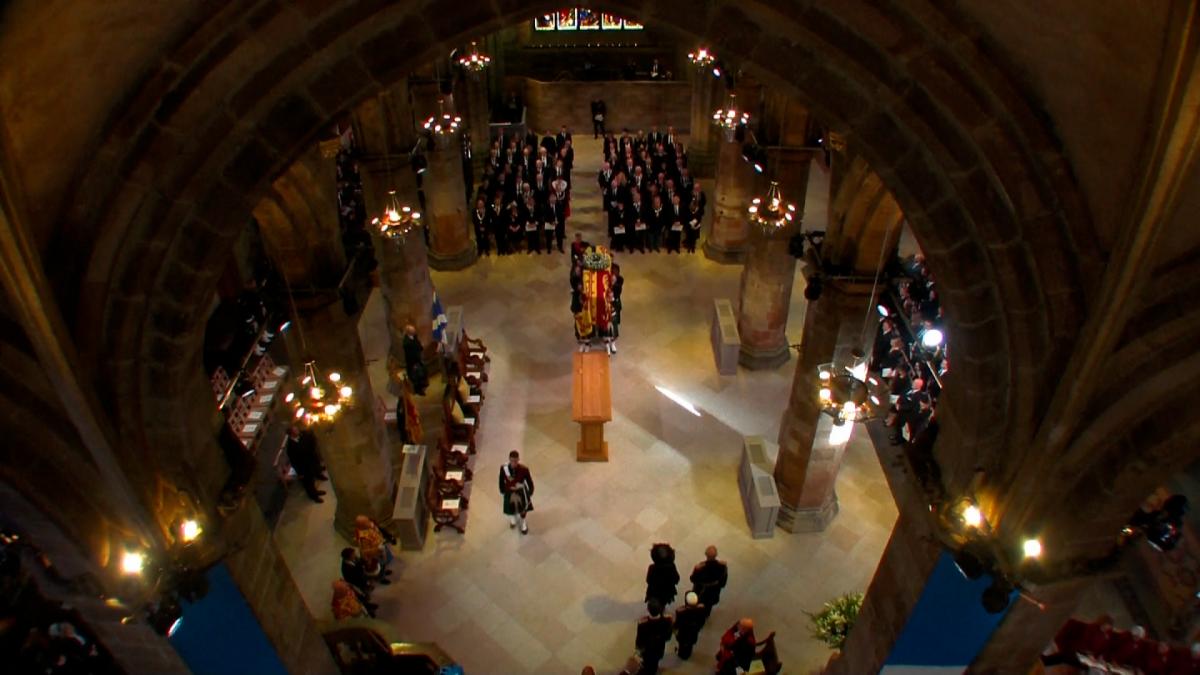 incident traseu ceremonia depunerii sicriu elisabeta edinburgh