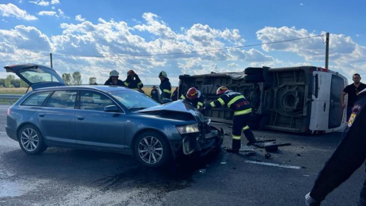 microbuz rasturnat satu mare accident