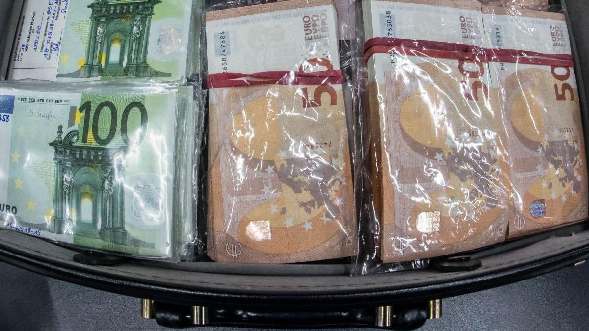 Otto milioni di euro, in 50 e 100 banconote, nascosti in sacchi, lattine e secchi, sono stati trovati sepolti nel cortile di una casa in Italia