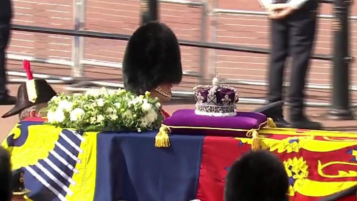 bratari galbene mutarea reginei elisabeta westminster hall