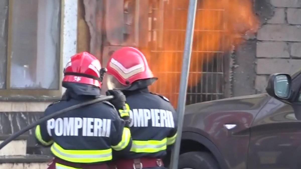 Pericol de explozie şi două clădiri în flăcări, chiar lângă sediul ISU Hunedoara