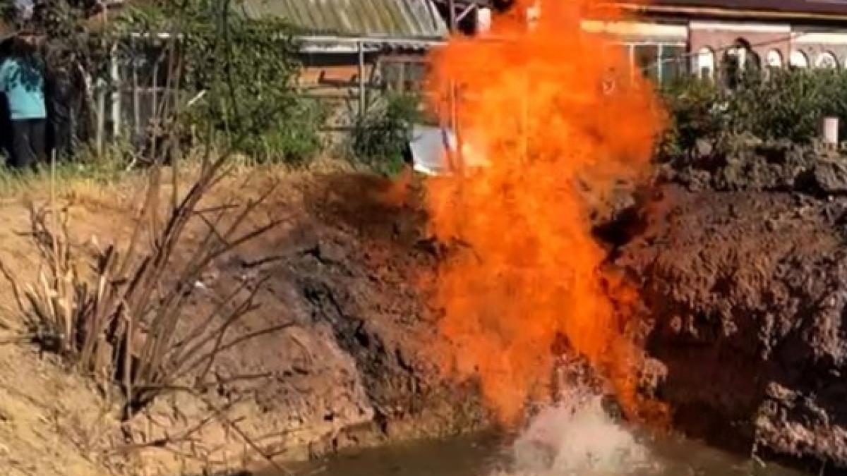 punga de gaze care arde de trei zile in romania am crezut ca e apa vie imagini spectaculoase