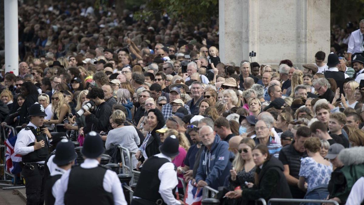 facilitati pentru nevazatori coada sicriu regina elisabeta catafalc