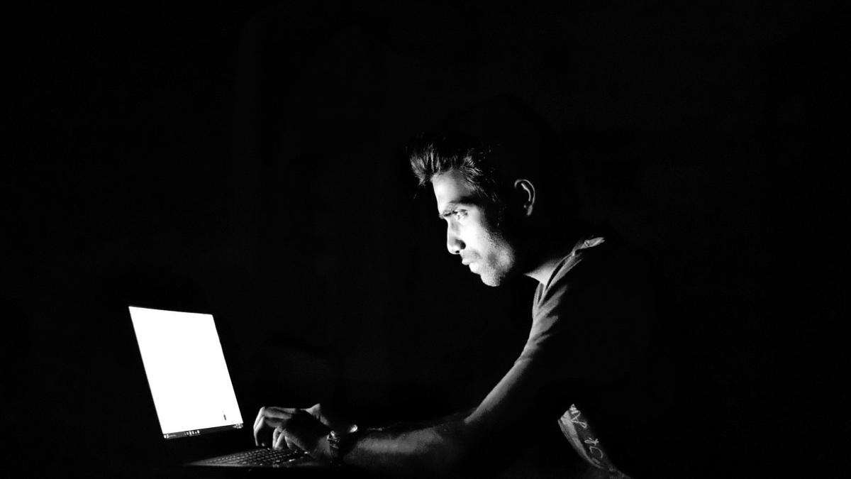 tanar bucuresti retinut politie creat pagini false cluburi sportive