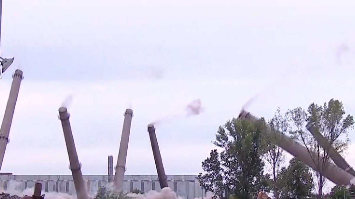 demolare controlata imgb sase turnuri fum puse pamant