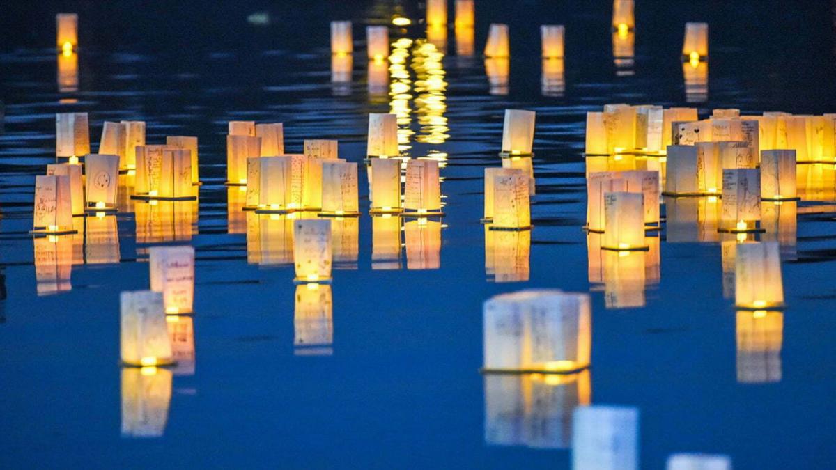 spectacol de lumini pe lacul floreasca festivalul lampioanelor wishfest