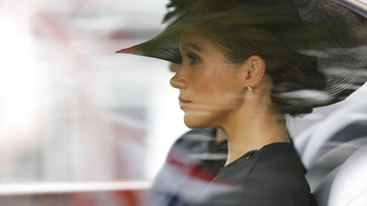 tinuta meghan markle inmormantare regina elisabeta ii