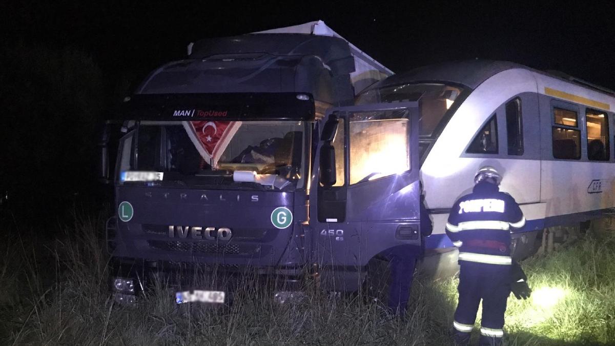 tren calatori lovit tir odorheiul secuiesc