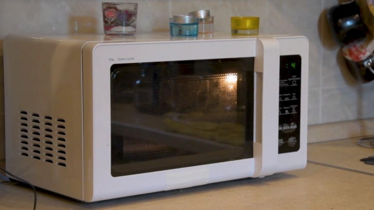 de ce sa nu stai in fata cuptorului cu microunde cand functioneaza