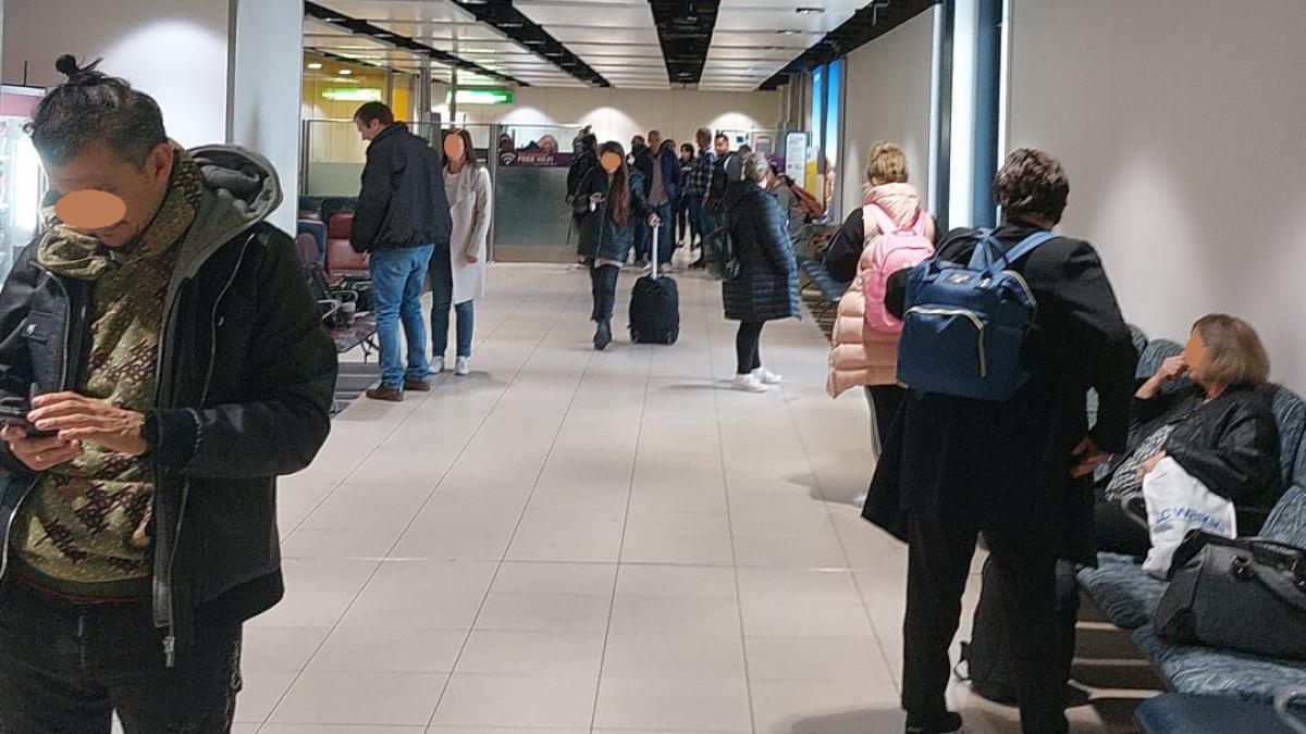 romani blocati doua zile aeroport londra gatwick nu vine nimeni sa vorbeasca cu noi