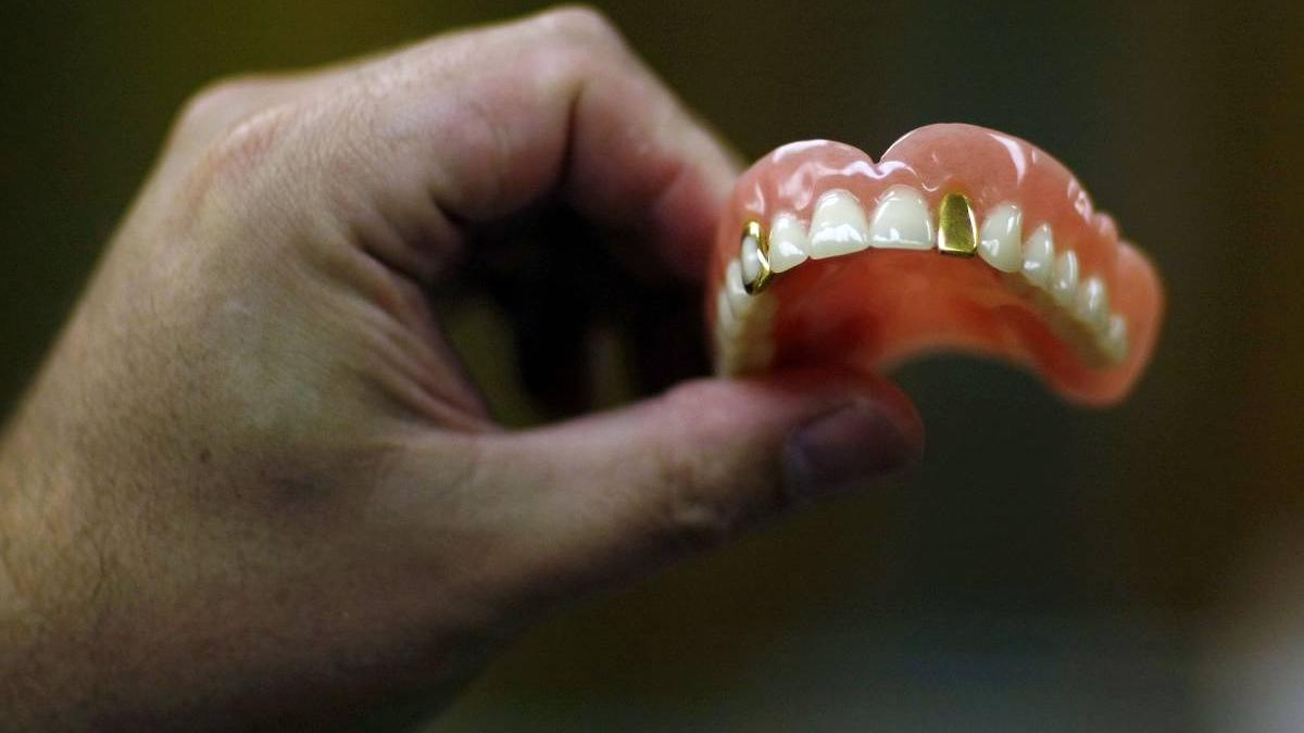 legi transnite lume femei proteze dentare