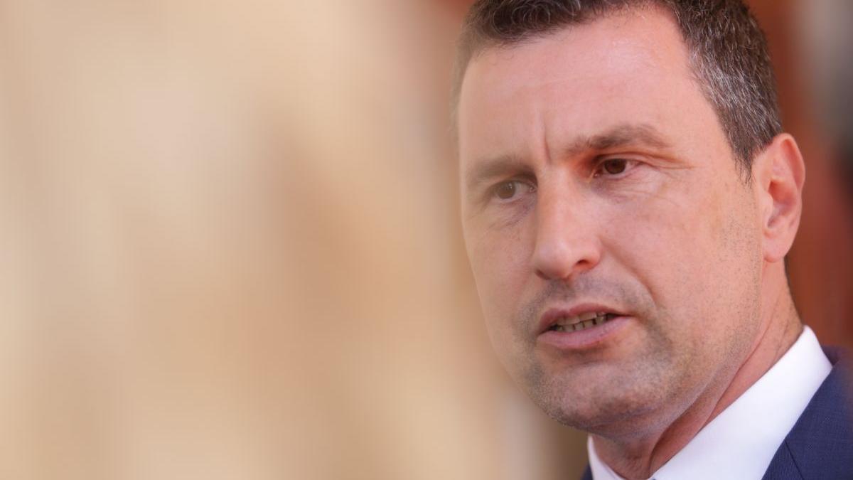 ministru roman sta in frig de placere tanczos barna