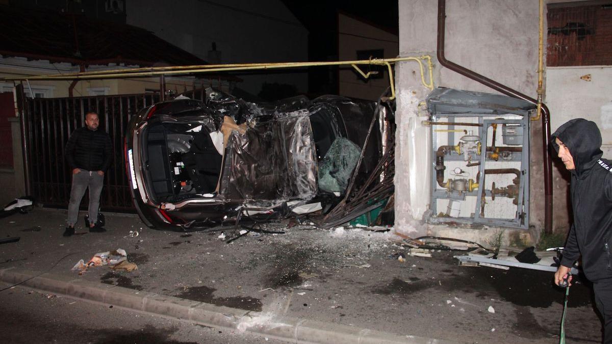 am iesit poarta tipau patru tinere zburat masina giratoriu casa