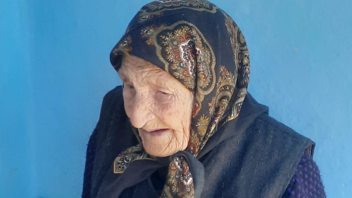 batrana vaslui prefacut ca moare hot