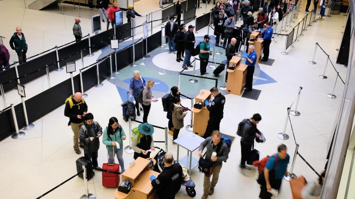 pasager lovit sotia aeroport cluj in fata copiilor politist frontiera