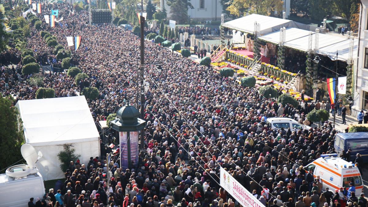 sute mii credinciosi asteptati moste sfinta parascheva iasi