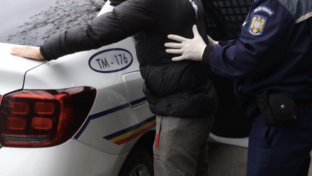 turist retinut dezbracat in fata angajata hotel craiova