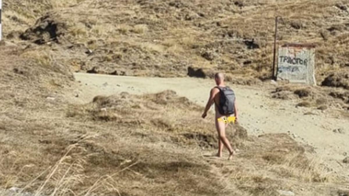 turist dezbracat varful omu salvamontisti