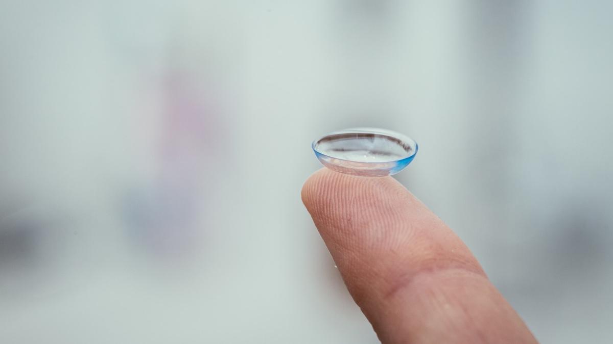 femeie urgente a uitat 23 lentile contact un ochi