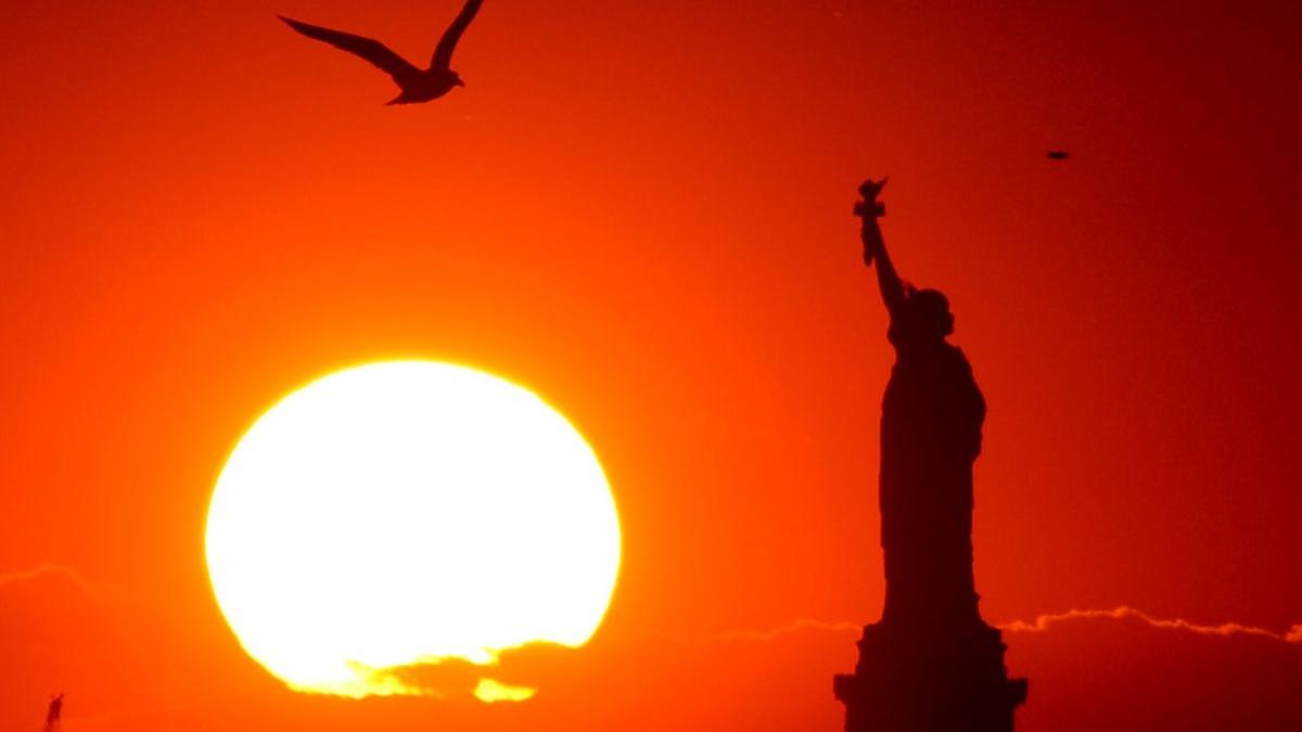 statuia libertatii coroana turisti pandemie