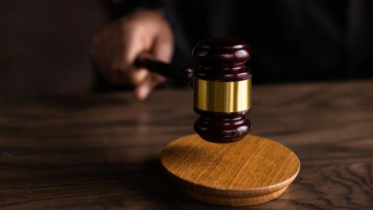 femeie pantaloni sala judecata proces iasi