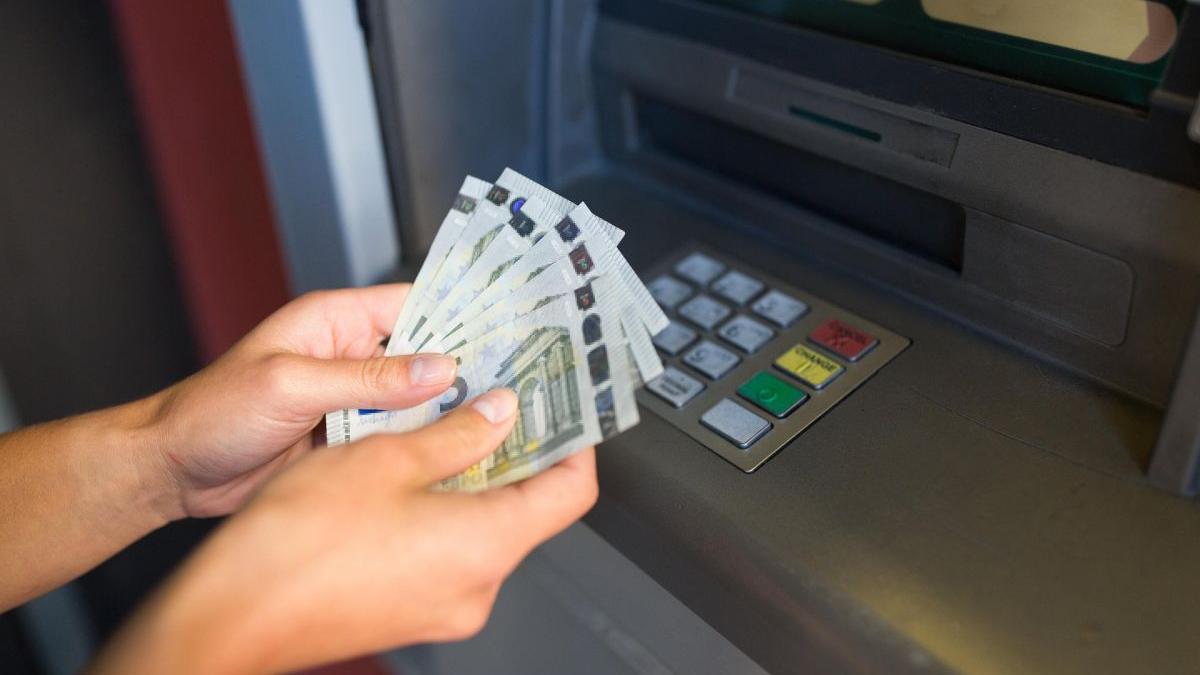 bani gratis bancomat oameni imbulzit sume retrase