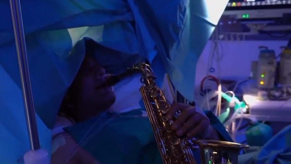 barbat operatie creier cantat saxofon clinica italia