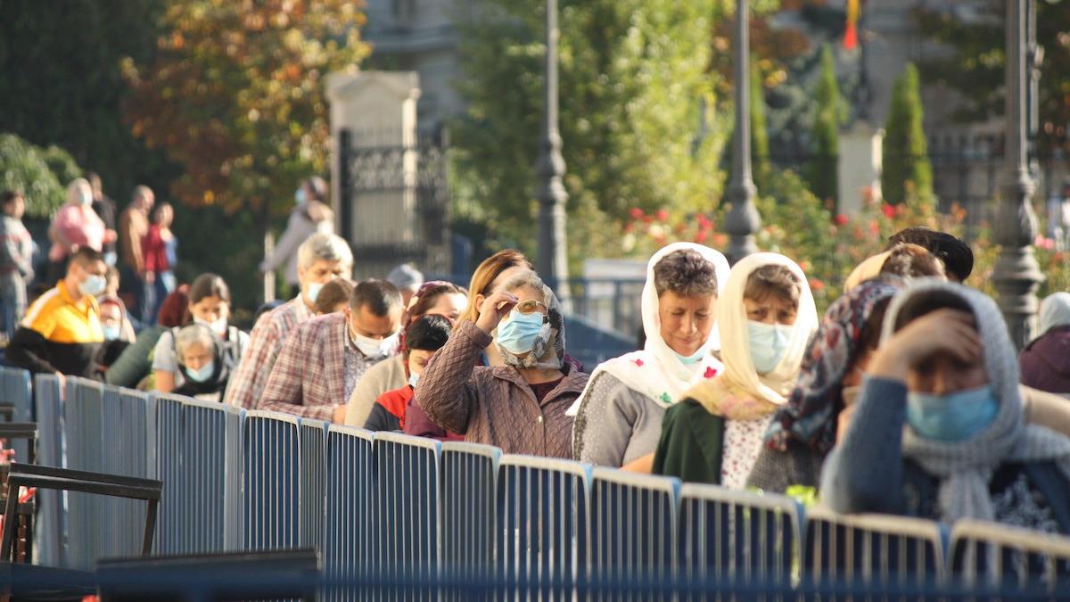 cozi kilometrice slujba sfanta parascheva mii oameni