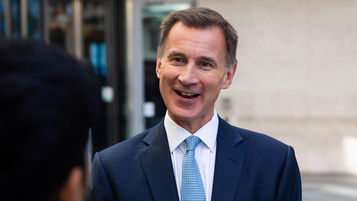 premier britanic liz truss adversar ministru finante