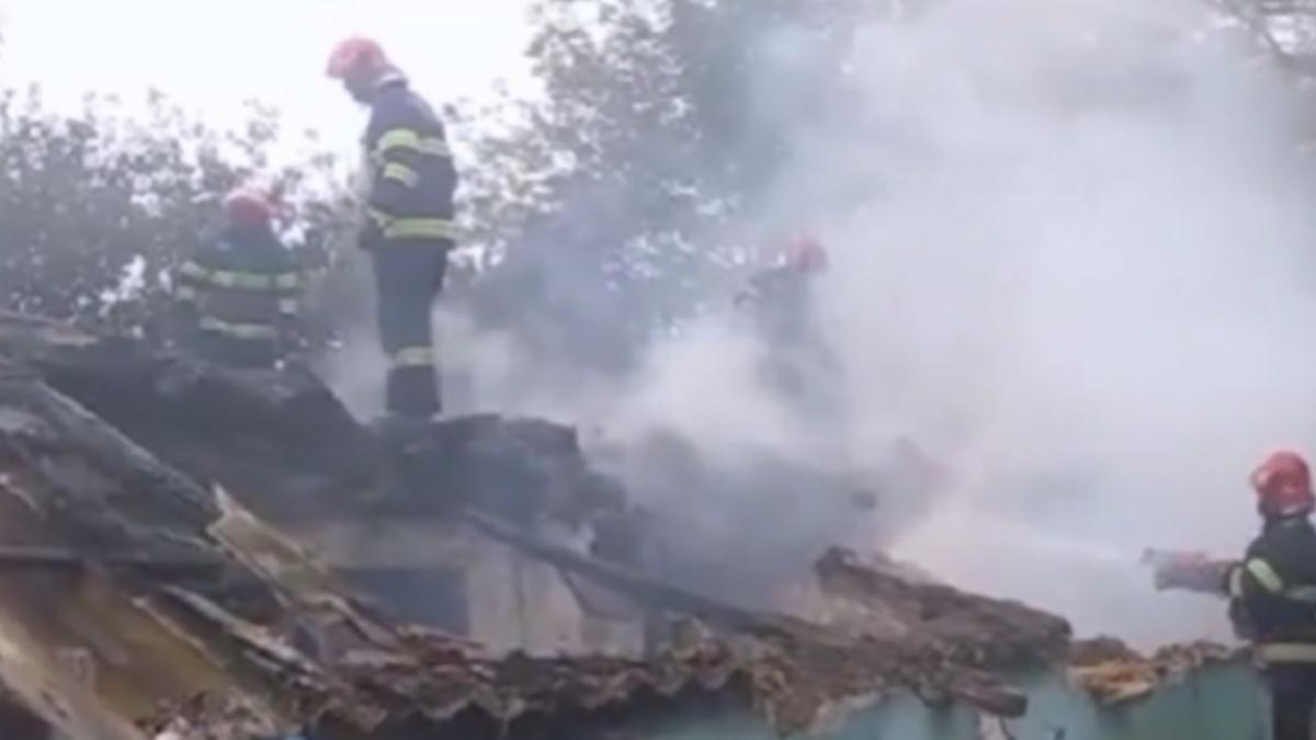 elev vaslui salvat femeie batrana incendiu casa
