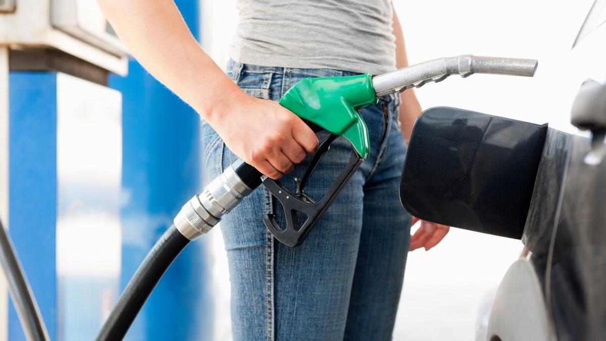 soferi alimentat benzina gratis barbat descoperit truc benzinarie