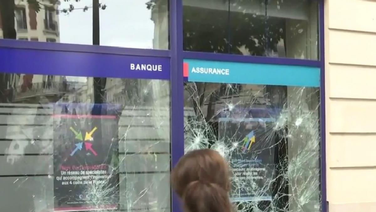 proteste violente paris gaze lacrimogene vitrine sparte jandarmi putin bogdan chirieac