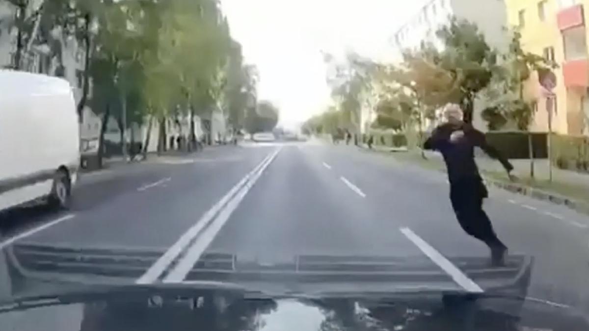 tanar se arunca in fata masinii strada brasov