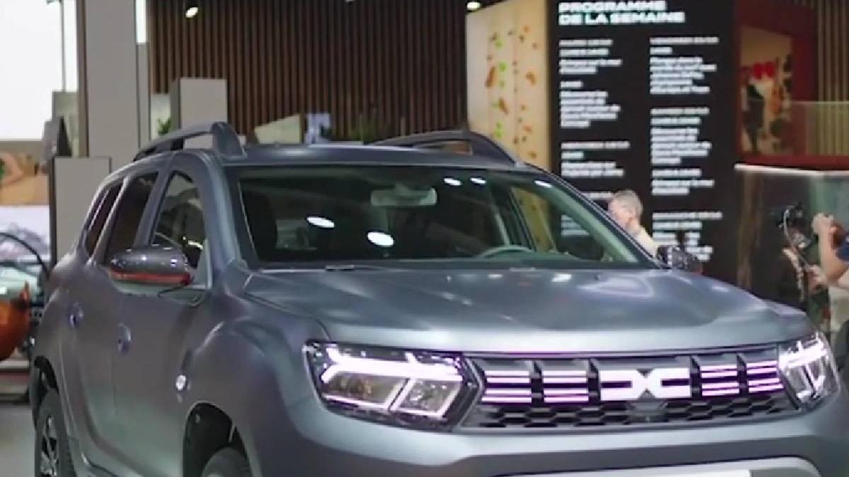 prima masina hibrid romaneasca salonul auto paris dacia