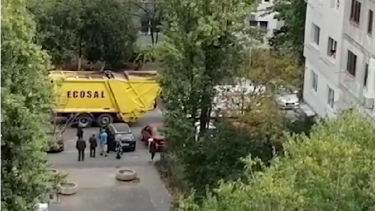 muncitor de la salubrizare mort dupa ce colegul sau a dat cu masina de gunoi peste el in galati