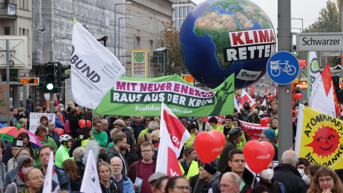 zeci de mii de persoane protesteaza in germania cerand solidaritate in criza energiei