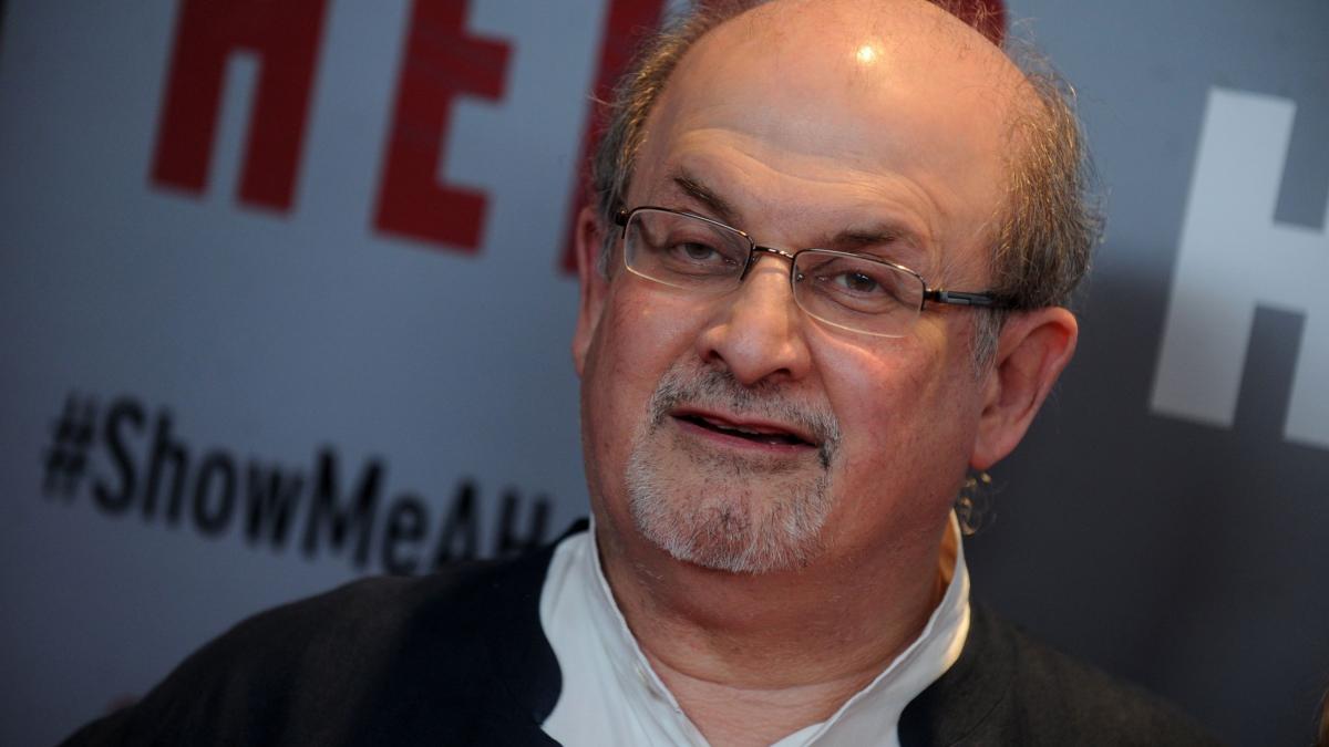 scriitorul salman rushdie si a pierdut vederea la un ochi si nu isi poate folosi o mana in urma